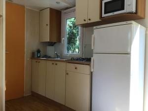 Una cocina o zona de cocina en Camping La Fundicion