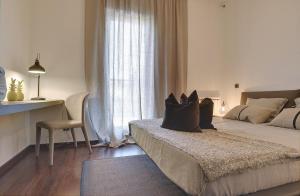 een slaapkamer met een bed met kussens erop bij Pula City Business Apartments in Pula