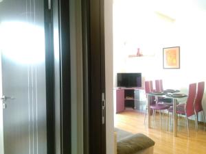 ein Zimmer mit einem Tisch und Stühlen sowie einem Esszimmer in der Unterkunft Apartment Budapeshta in Sofia