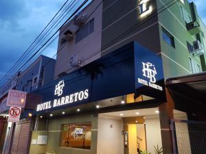 a building with a sign that reads hotel barbershops at Hotel Barretos in Barretos