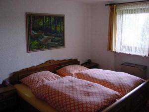 two beds in a bedroom with a picture on the wall at Ferienhaus Meike im Naturpark Bayr in Zandt