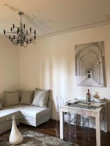 sala de estar con sofá y mesa en Parco Villa San Vigilio en Garda