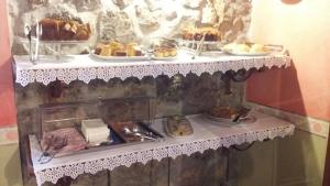 einen Tisch mit Teller mit Speisen darüber in der Unterkunft Hotel Rural Sucuevas in Mestas de Con