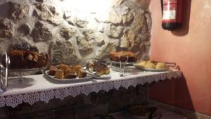 una mesa con varios platos de comida. en Hotel Rural Sucuevas en Mestas de Con