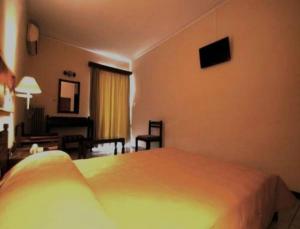 Cama o camas de una habitación en Zikas Hotel