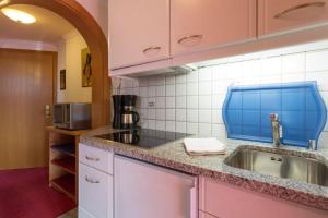 Kuchyň nebo kuchyňský kout v ubytování Alpenflair Ferienwohnungen Gästehaus Tepferdt + 37 fotografií