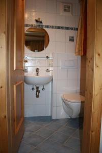 ブラームベルク・アム・ヴィルトコーゲルにあるTaxerhofのバスルーム(洗面台、トイレ付)