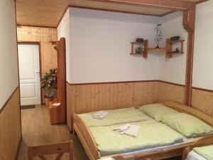sypialnia z łóżkiem w pokoju w obiekcie Pension Peklo w Trutnovie