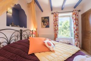 um quarto com uma cama e uma janela em Le Moulin de Beaunette em Grane