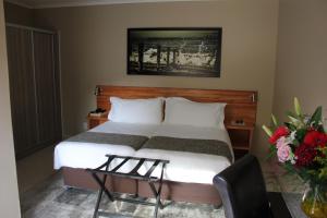 מיטה או מיטות בחדר ב-Prost Hotel Swakopmund Namibia