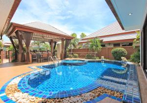 uma piscina no meio de uma casa em Victoria Villa II em Praia de Jomtien