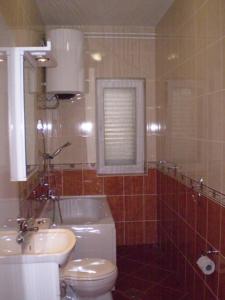 a bathroom with a toilet and a sink at Apartmani Villa Radovic in Risan