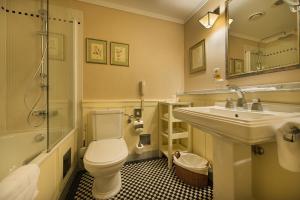 łazienka z toaletą i umywalką w obiekcie Marrol's Boutique Hotel w Bratysławie