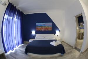 ポンペイにあるMirosa Bed and Breakfastの青いベッドルーム(上に絵画が描かれたベッド付)