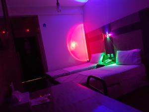 Postel nebo postele na pokoji v ubytování Tehran Hotel