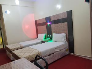 Postel nebo postele na pokoji v ubytování Tehran Hotel