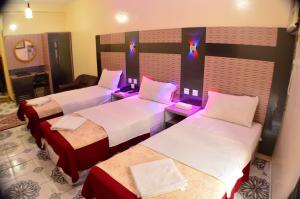 Postel nebo postele na pokoji v ubytování Tehran Hotel