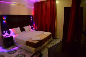Postel nebo postele na pokoji v ubytování Tehran Hotel