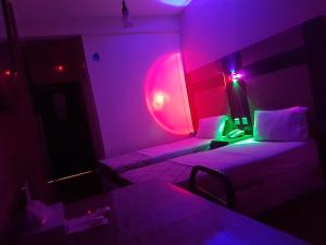Postel nebo postele na pokoji v ubytování Tehran Hotel
