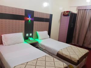 Postel nebo postele na pokoji v ubytování Tehran Hotel