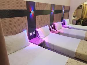 Postel nebo postele na pokoji v ubytování Tehran Hotel
