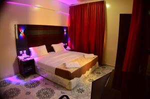 Postel nebo postele na pokoji v ubytování Tehran Hotel