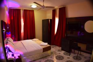 Postel nebo postele na pokoji v ubytování Tehran Hotel