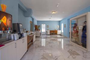 a large room with blue walls and a large tile floor at Dorijini Dvori in Baška Voda