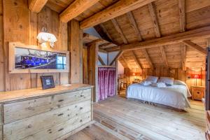 a bedroom with a bed in a log cabin at Chalet Persan in Megève