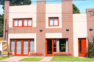 un edificio con puertas y ventanas naranjas en Benitez Hostería, en Calilegua