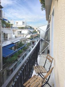 アテネにある5th floor bright flat at bohemian Exarcheiaのバルコニー(椅子付)