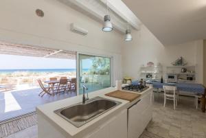 Kuchyň nebo kuchyňský kout v ubytování Villa Unica Terrazzo Sul Mare