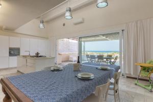 Kuchyň nebo kuchyňský kout v ubytování Villa Unica Terrazzo Sul Mare