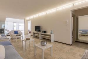 TV a/nebo společenská místnost v ubytování Villa Unica Terrazzo Sul Mare