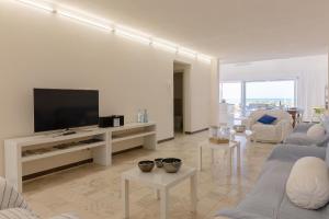 TV a/nebo společenská místnost v ubytování Villa Unica Terrazzo Sul Mare