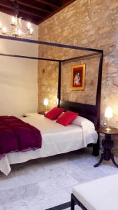 ein Schlafzimmer mit einem großen Bett mit roten Kissen in der Unterkunft Apartment Gloria in Cáceres