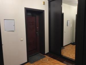 ウファにあるАпартаменты на Перовскойの茶色の扉と鏡のある廊下