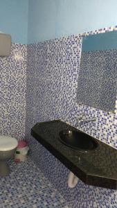 uma casa de banho com um lavatório e um WC em Pousada Chalé Suiço na Parnaíba