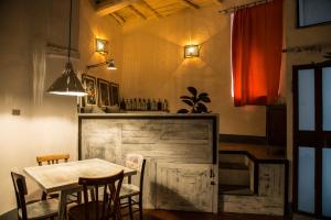 una sala da pranzo con tavolo e sedie in legno di La Tana Del Ghettaccio a Viterbo