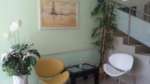 Khu vực ghế ngồi tại Hotel Cuellar