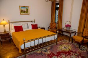 A bed or beds in a room at Hotel Grand