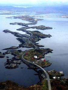 eine Luftansicht einer Insel mit einer Straße im Wasser in der Unterkunft Leite Gård near Atlantic Road in Hustadvika in Lyngstad