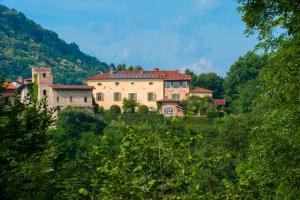 uma casa grande no topo de uma colina em Castello Di Strambinello em Strambinello