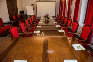 The business area and/or conference room at Hotel Grand