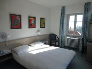 Postel nebo postele na pokoji v ubytování Hôtel de France