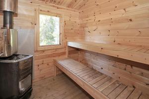 a log cabin with a bench in a stove at K167 in Kåbdalis