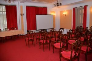 The business area and/or conference room at Hotel Grand