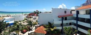 una vista aérea de un hotel y de la playa en Progreso Beach Hotel, en Progreso
