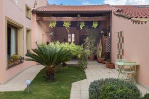 een binnenplaats van een huis met planten en een patio bij Casa di Giulietta in Càbras