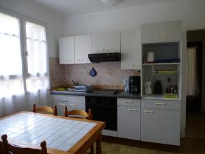 Una cocina o cocineta en Rez de Jardin